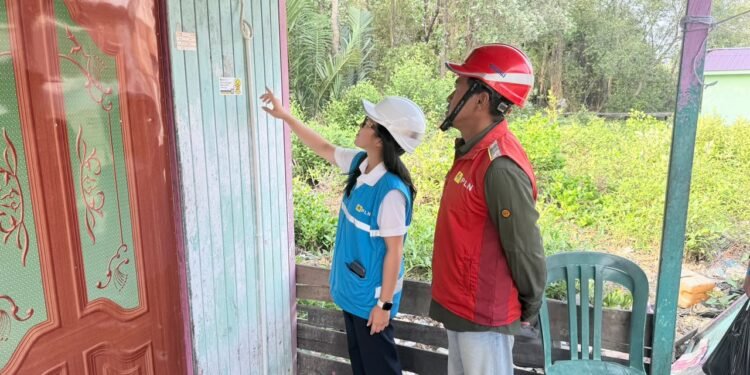 Tak Ada Sekat, Satgas TMMD dan Warga Tarakan Makan Bersama Beralas Daun Pisang