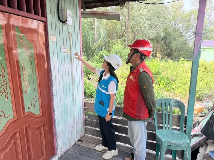 Tak Ada Sekat, Satgas TMMD dan Warga Tarakan Makan Bersama Beralas Daun Pisang
