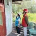 Tak Ada Sekat, Satgas TMMD dan Warga Tarakan Makan Bersama Beralas Daun Pisang